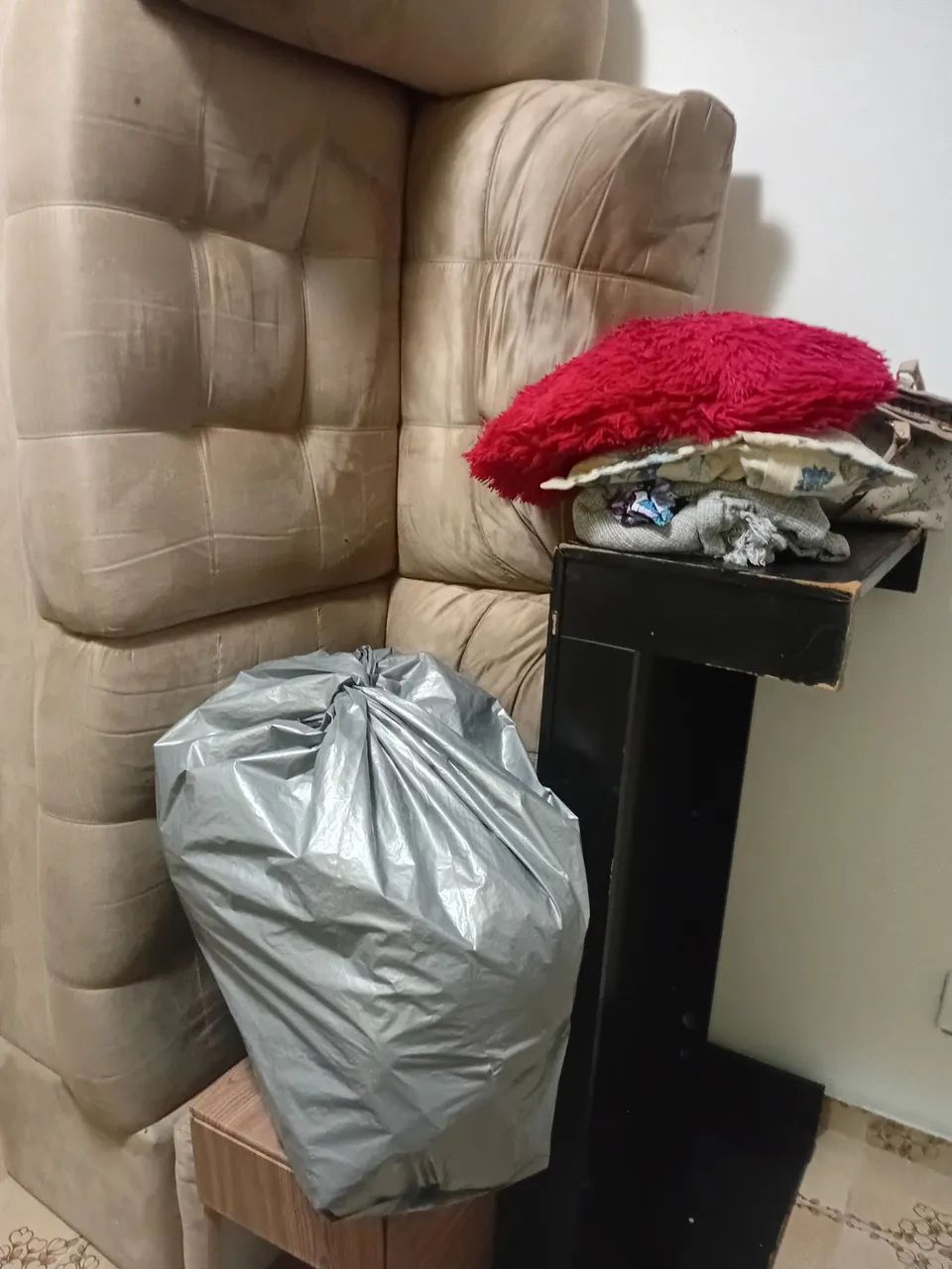 Doação  de sofá 3 lugares mesa de centro de madeira e cabeceira para cama box casal 