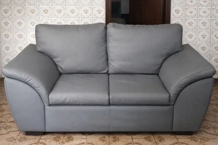 Conjunto Sofá 2 e 3 Lugares Corino Cinza - Foto 2