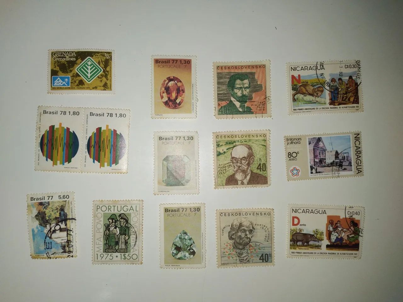 200 selos antigos  - Foto 4