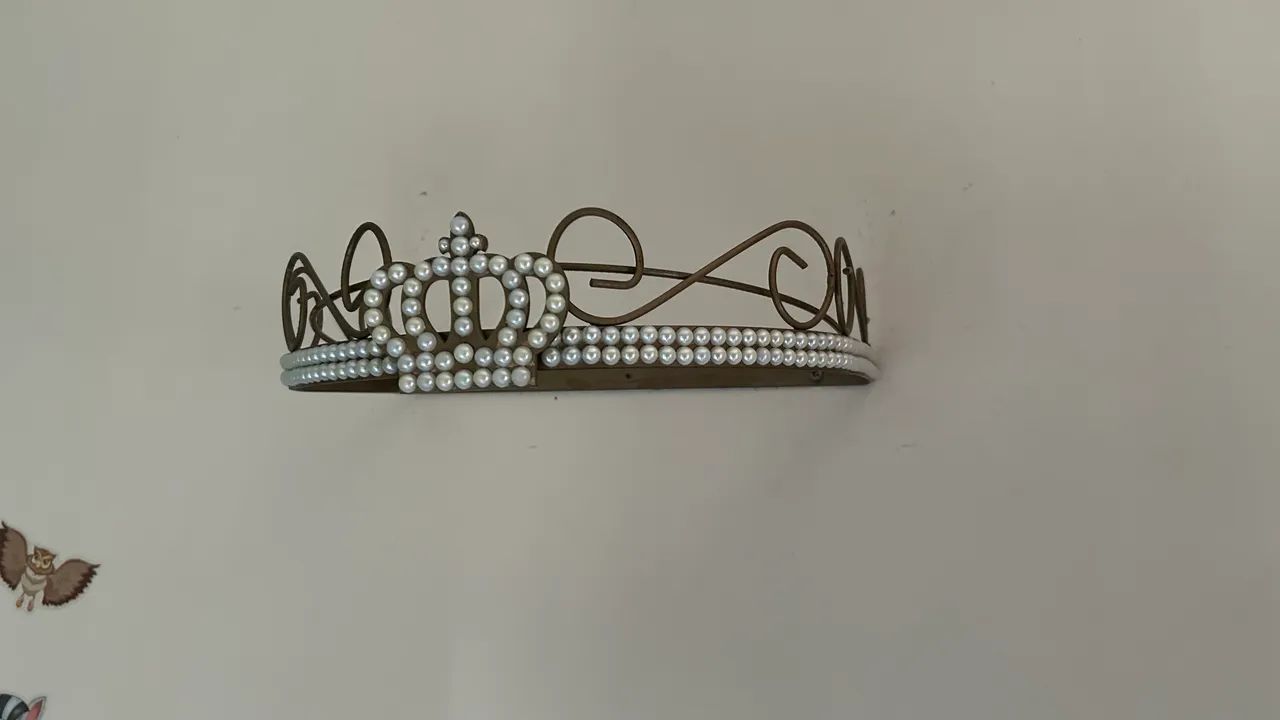 Dossél de parede quarto de bebê dourado com pérolas 