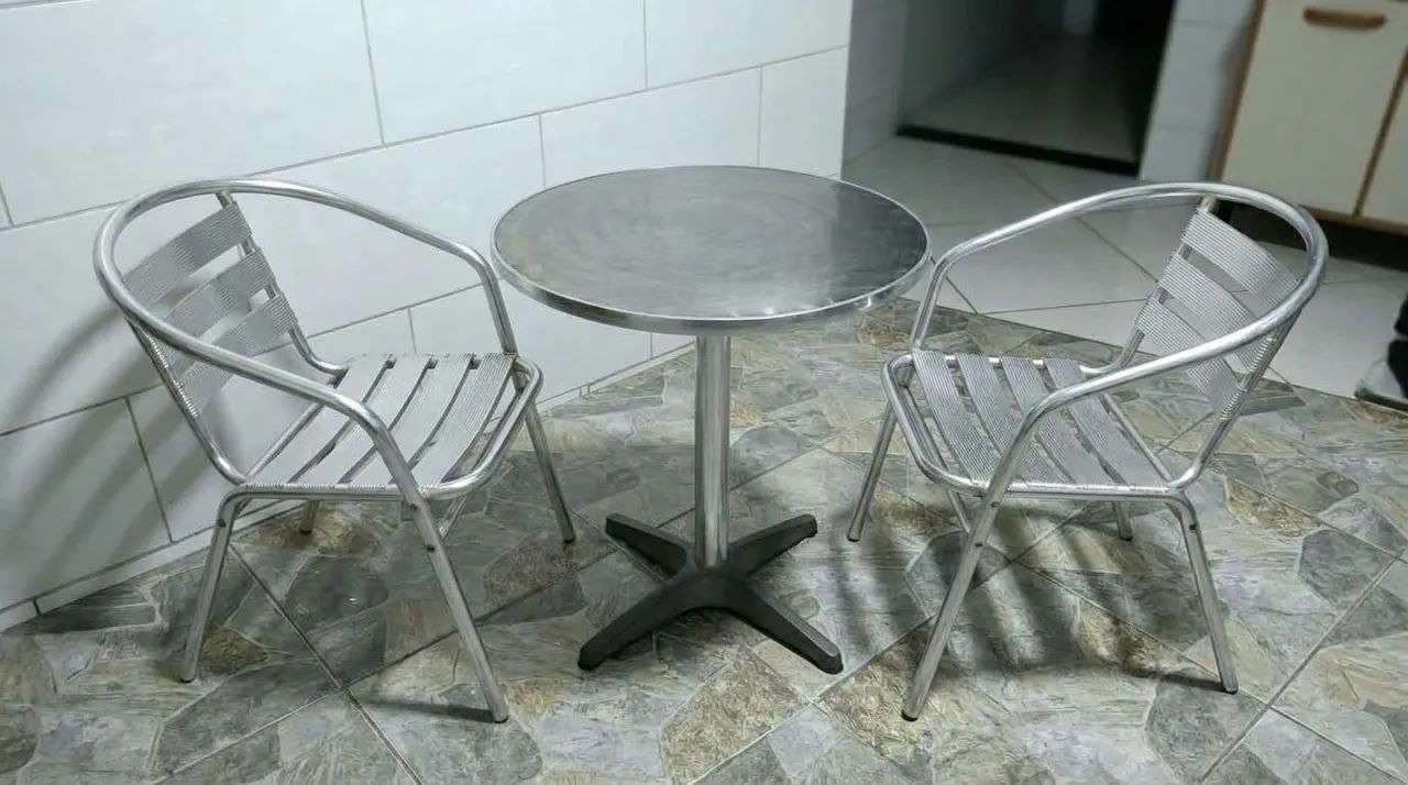 Conjunto de mesa e cadeira