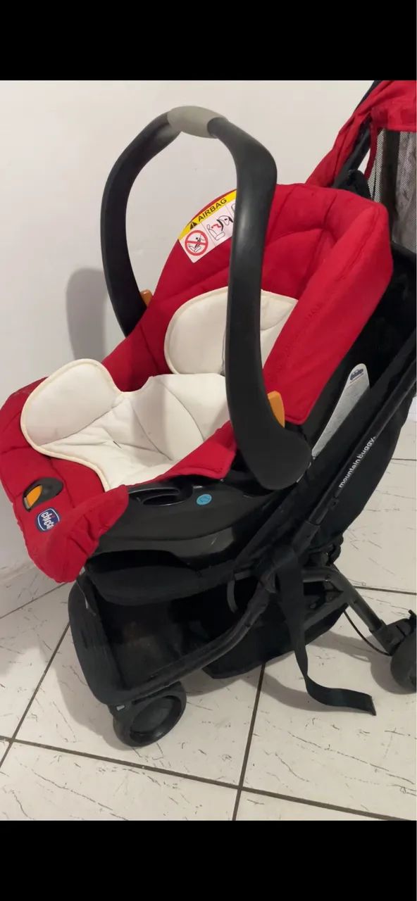 Carrinho de bebê e bebê conforto com o suporte 