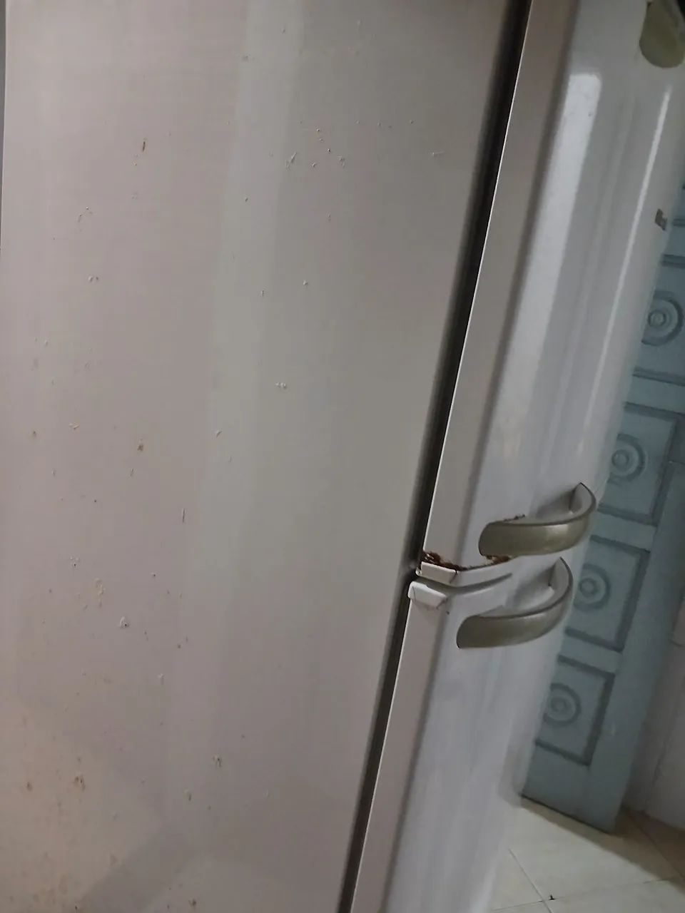 Vendo uma geladeira  valor 150 - Foto 4