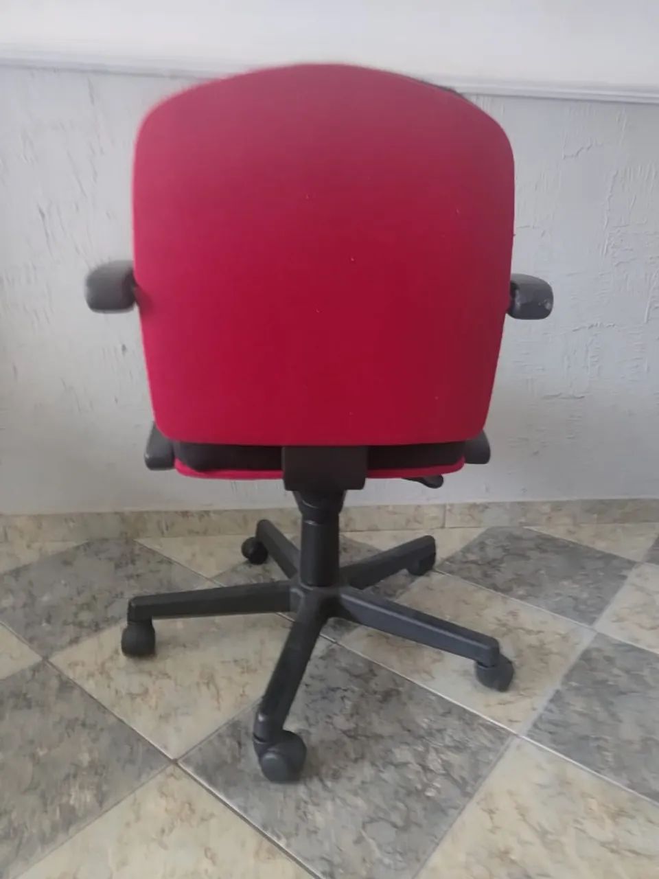 Cadeira de Escritório Preta / Vermelha Giratória - Ótima Oportunidade! - Foto 4