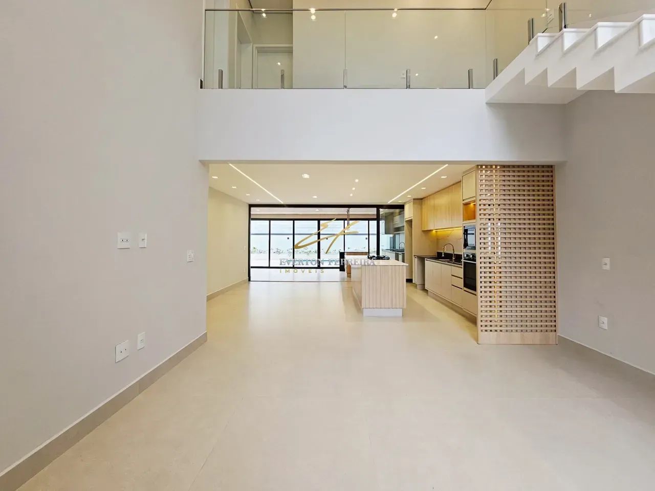 Lindo Sobrado com 3 Suítes, sendo 1 Master com Closet, Piscina com Cascata, Condomínio em  - Foto 4