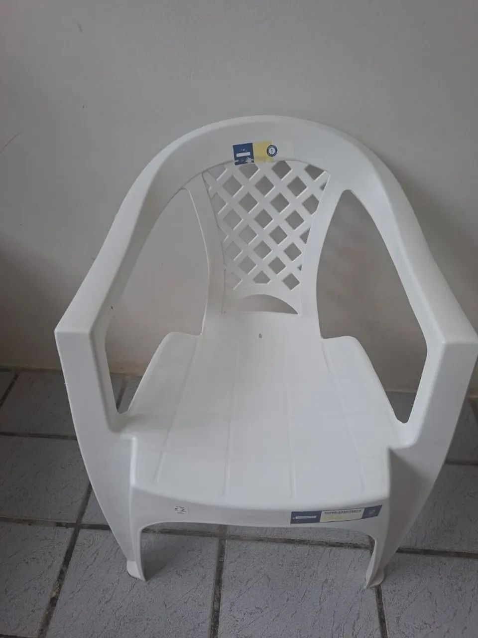 Vendo 2 cadeiras de plástico (tipo poltrona)