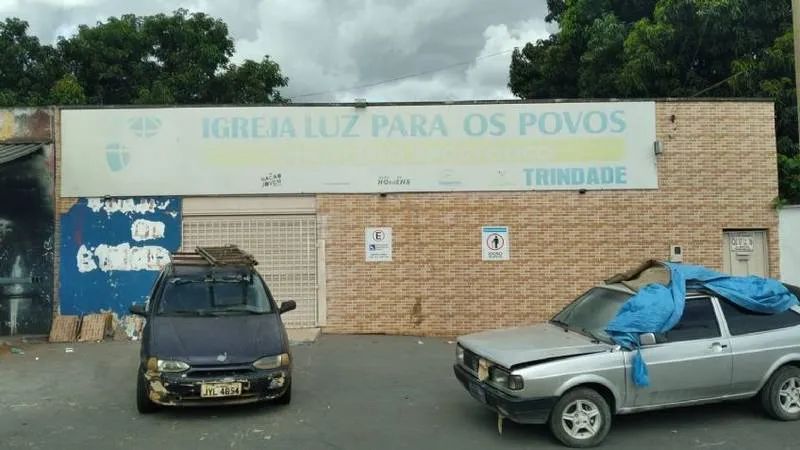 Vende-se um imóvel com uma sala comercial e duas casas no Setor Maysa, em Trindade.