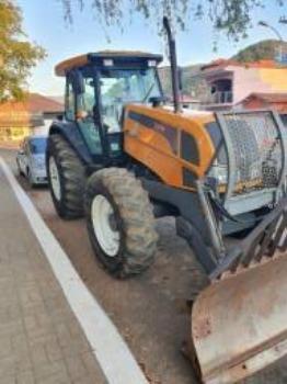 Trator Valtra BM125 com Lâmina