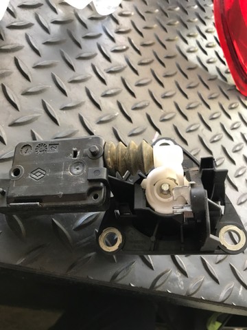 Trava da porta malas Duster  - Foto 2