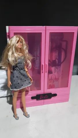 Vende 1 trailer e 1 guarda roupa da barbie com a boneca barbie