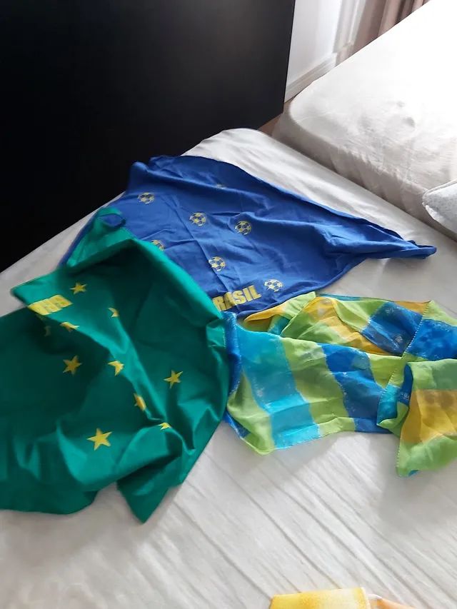 Três lenços com cores da bandeira
