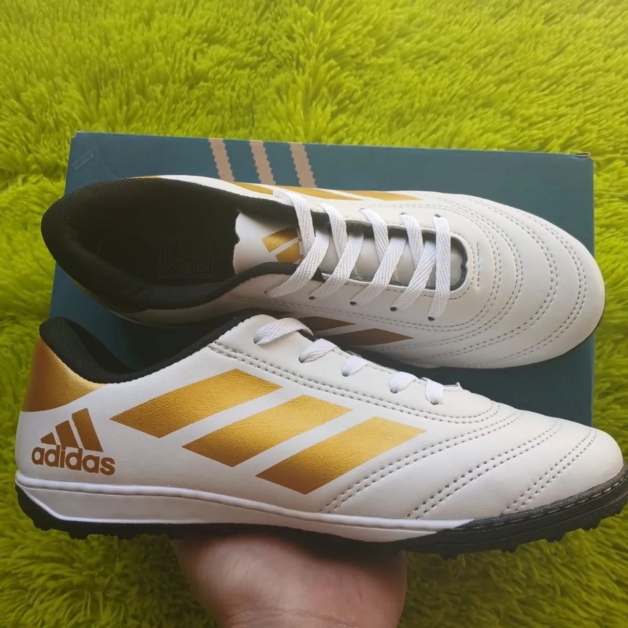 Chuteira adidas 