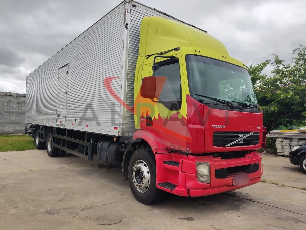 Volvo VM 23 210 6x2 Ano 2011 com Bau 12m - Foto 5