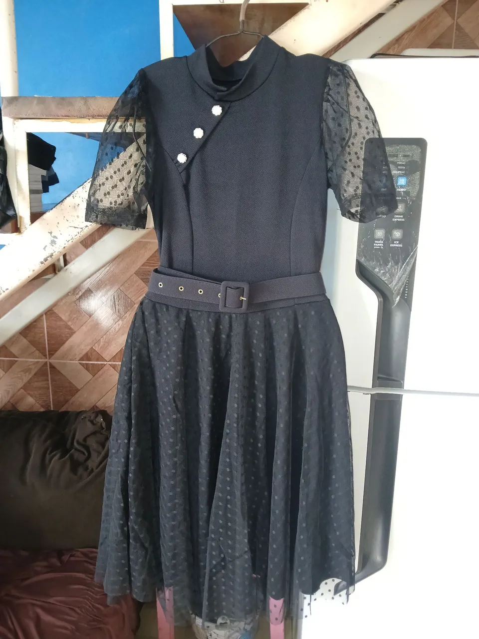 Vestido preto com bolinhas e cinto
