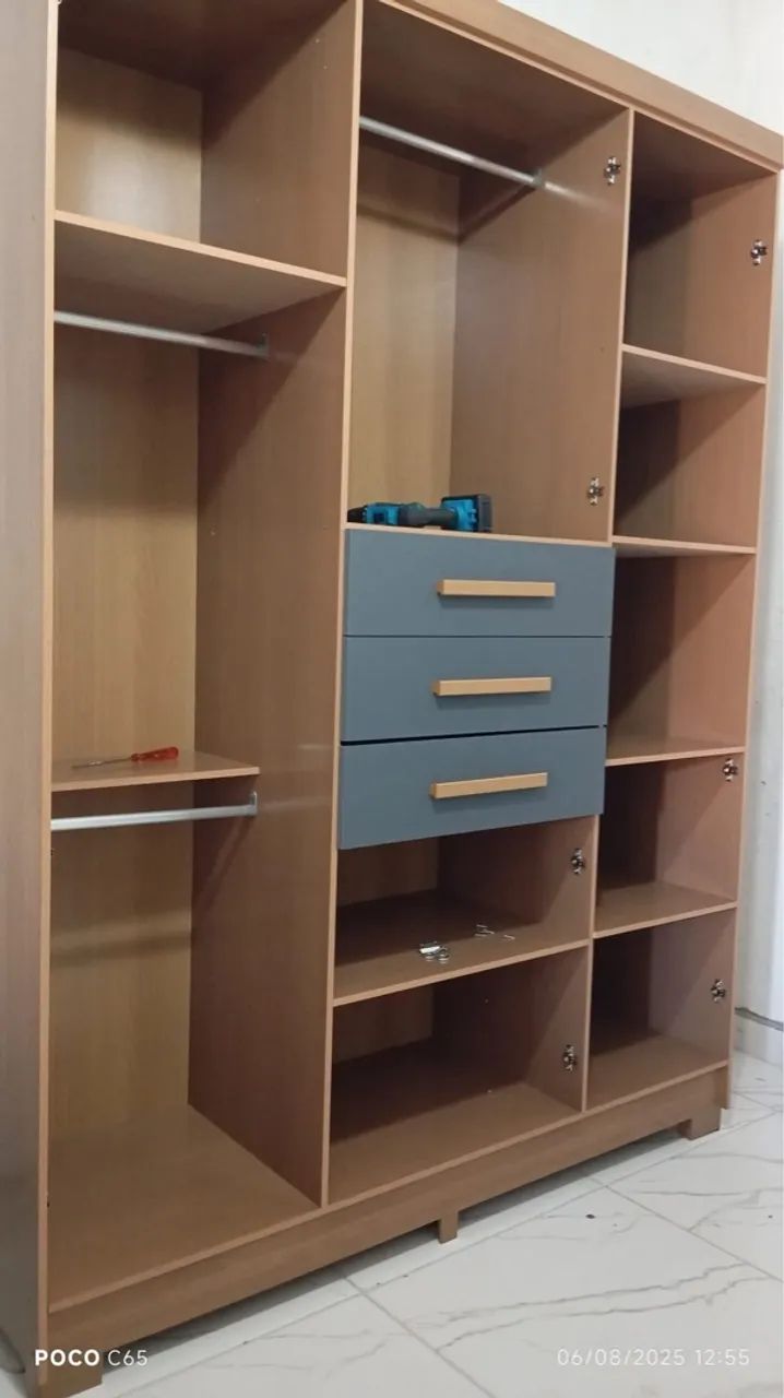 Guarda-Roupa Moderno Cinza e Madeira - Foto 2
