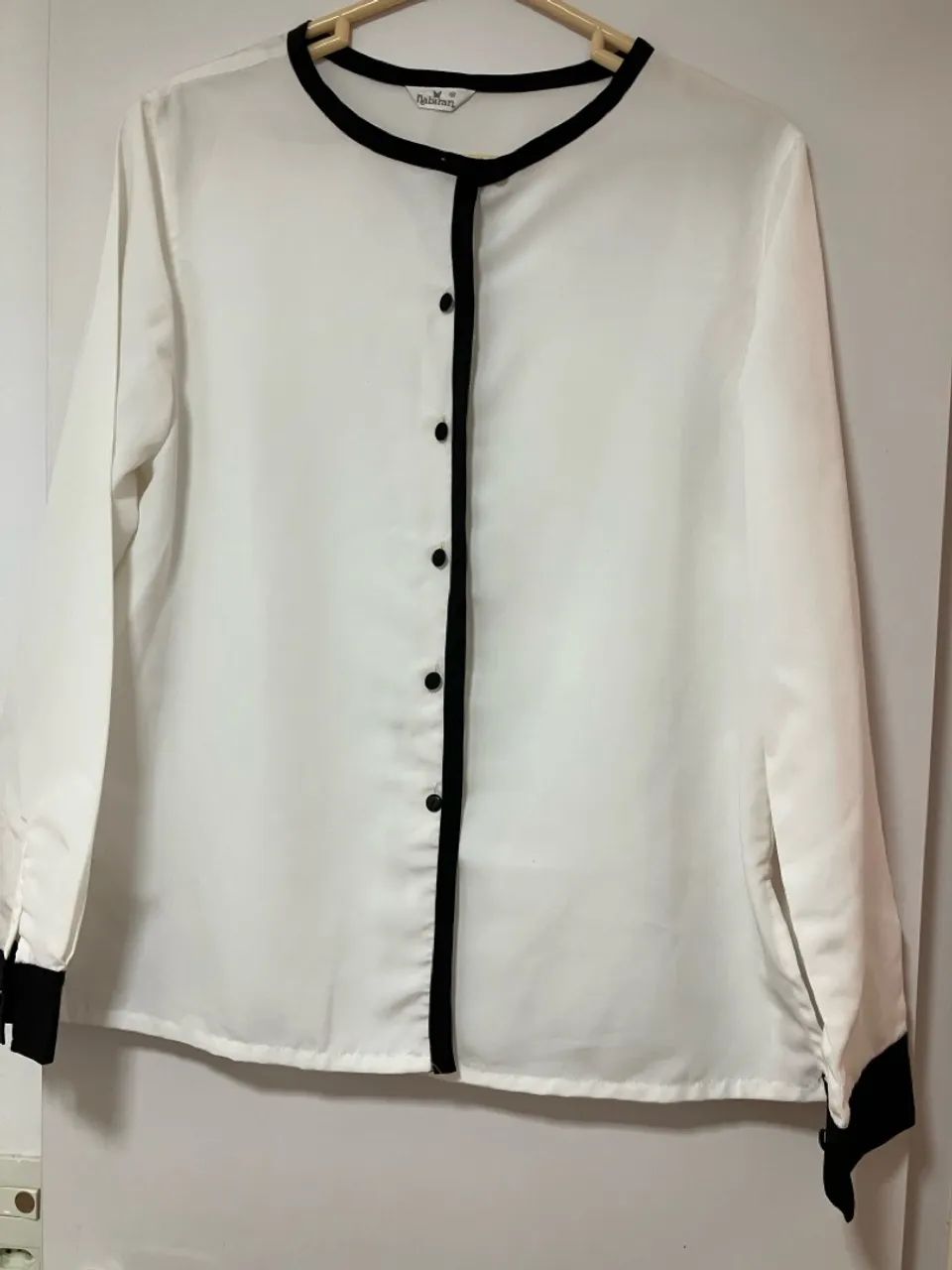 Camisa branca e botões forrados.