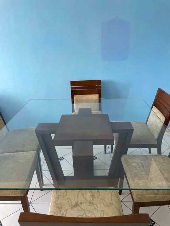 Mesa de madeira maciça com tampo de vidro e 6 cadeiras de madeira maciça - Foto 2