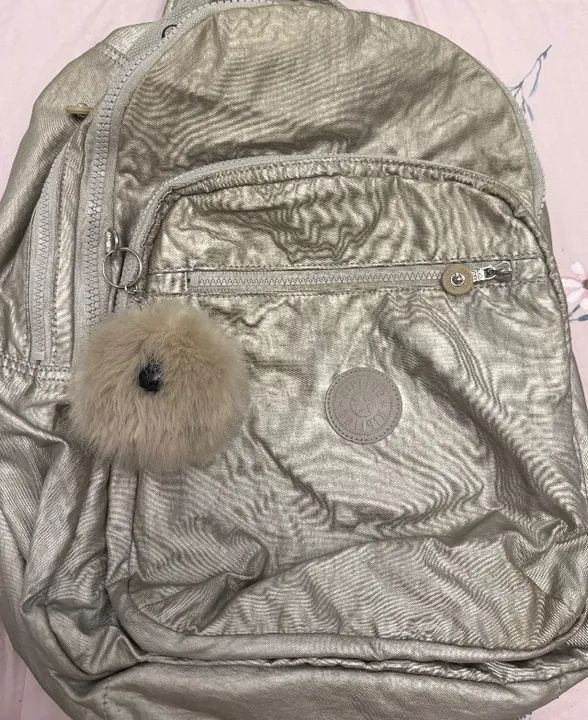 Mochila Kipling dourada 