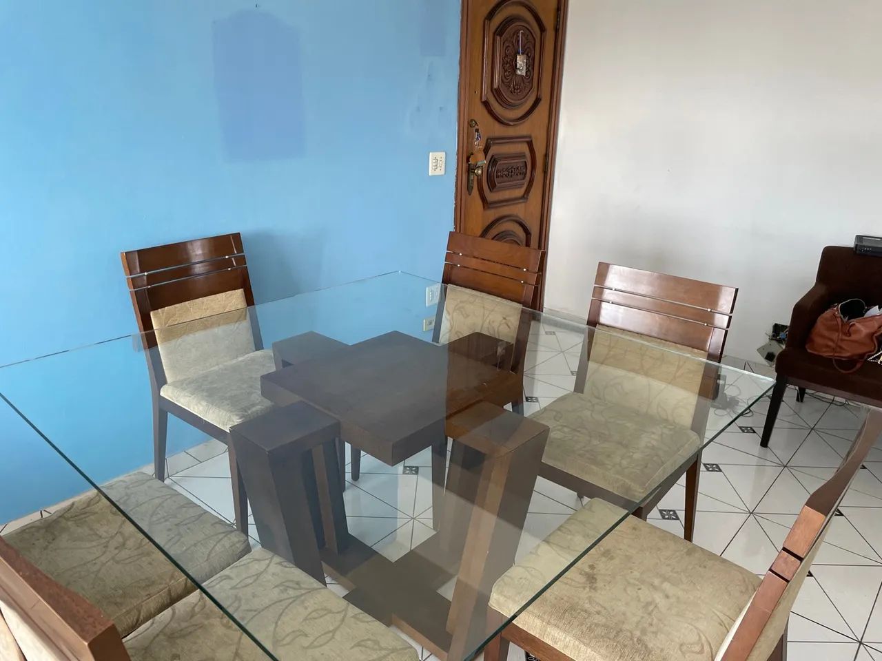 Mesa de madeira maciça com tampo de vidro e 6 cadeiras de madeira maciça - Foto 3