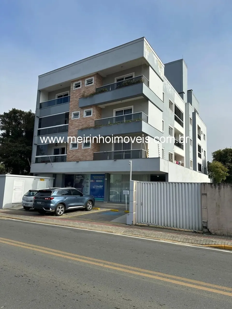 Apartamento para Locação em Balneário Piçarras - 1 Suíte, 2 Dormitórios, Garagem - R$5.700