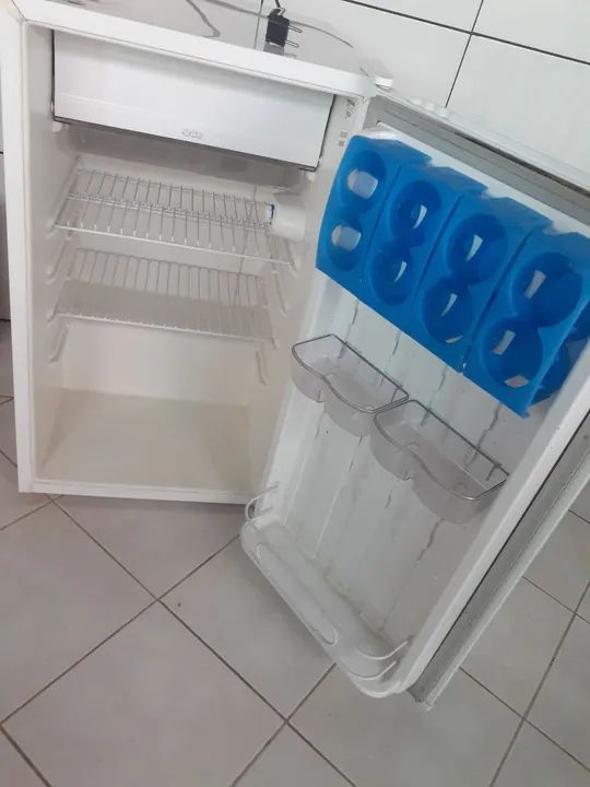 Geladeira frigobar Consul - Pequena e prática - Foto 2