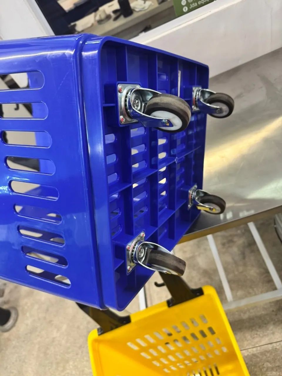 Carrinho cesta para compras com rodízios - para padarias , mercadinhos - conveniência - Foto 6