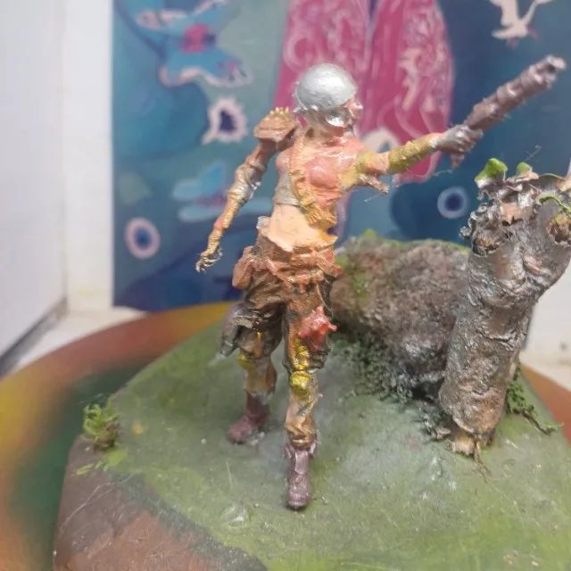 figura futurista sobre base redonda - Foto 2