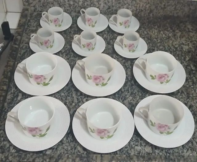 Jogo de xícaras de chá e café com pires 