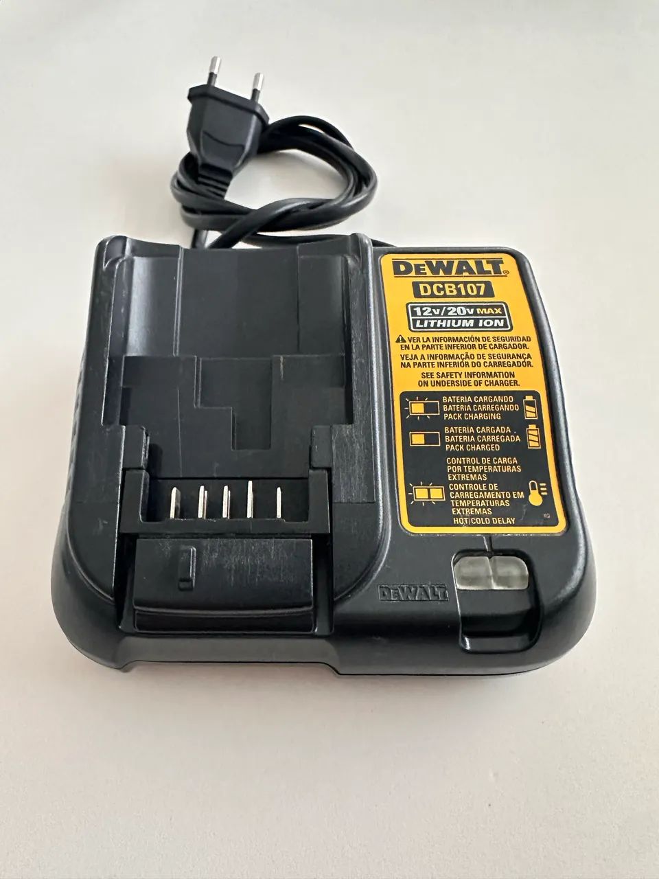 Carregador Parafusadeira e furadeira Dewalt DCB107 p/ bateria de íons de lítio 