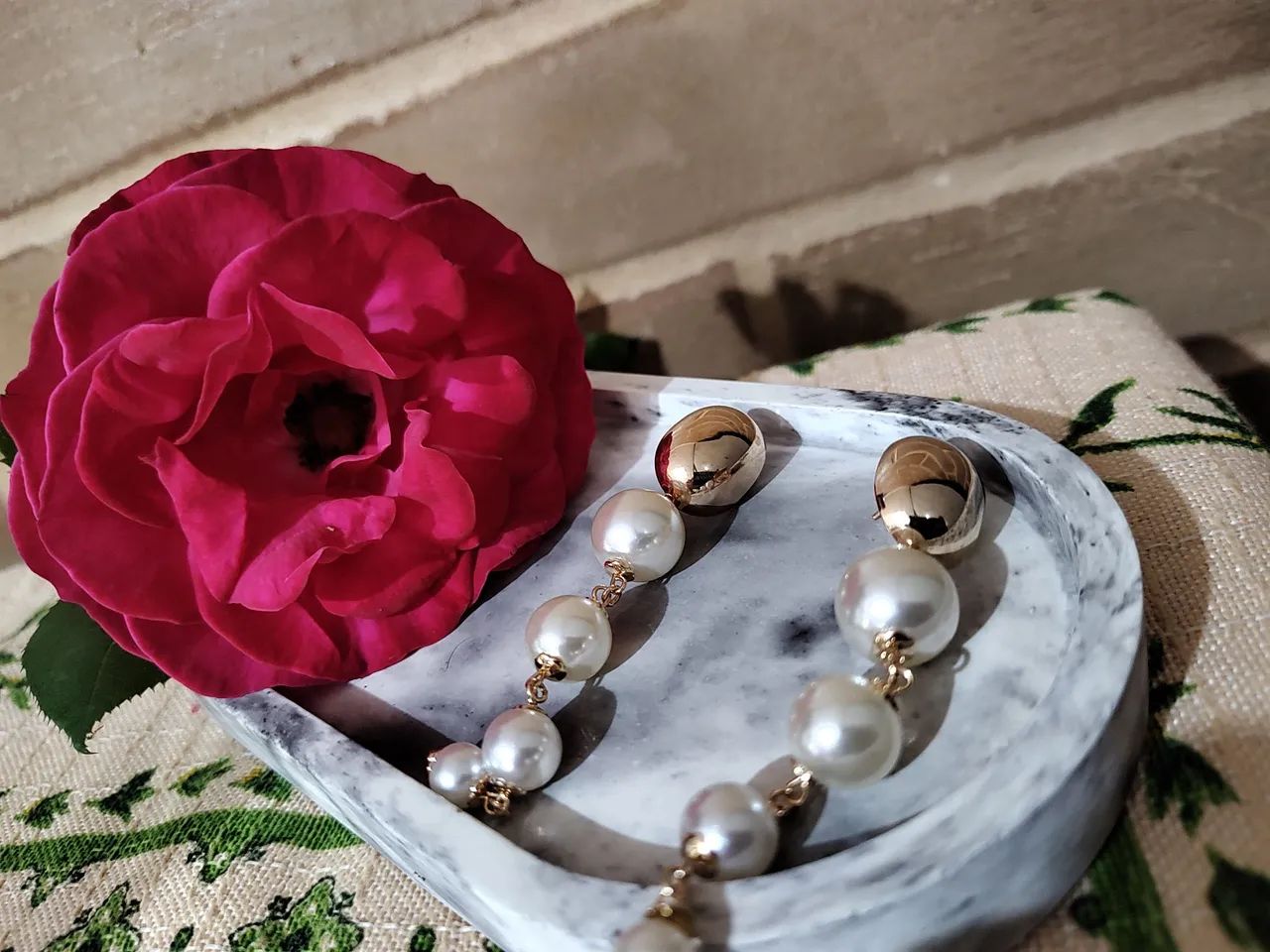 Brincos de pérolas longo com detalhes folheado em ouro 18k  - Foto 2