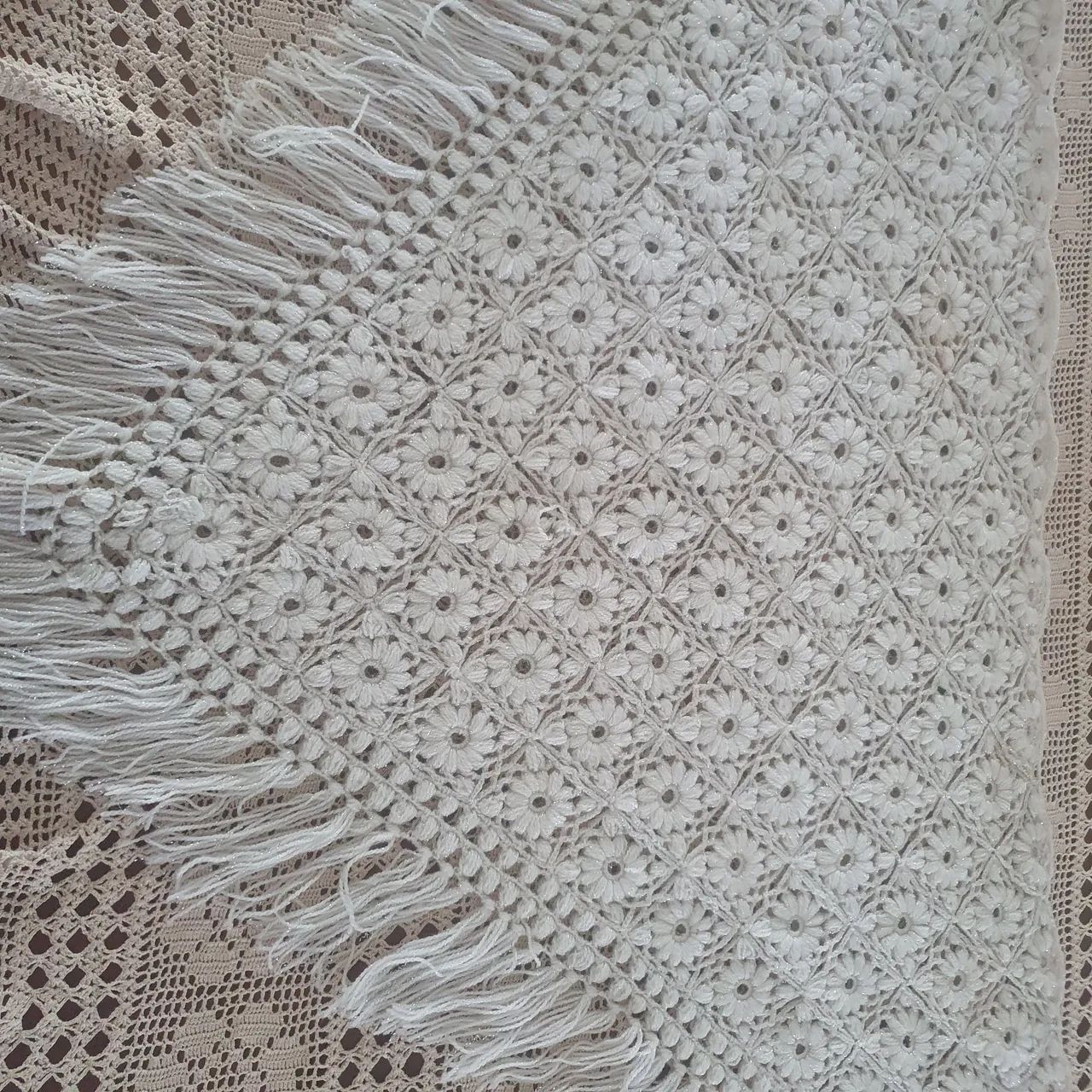  Cachecol de crochê branco com brilho discreto em prata. Vovós estilosas. 