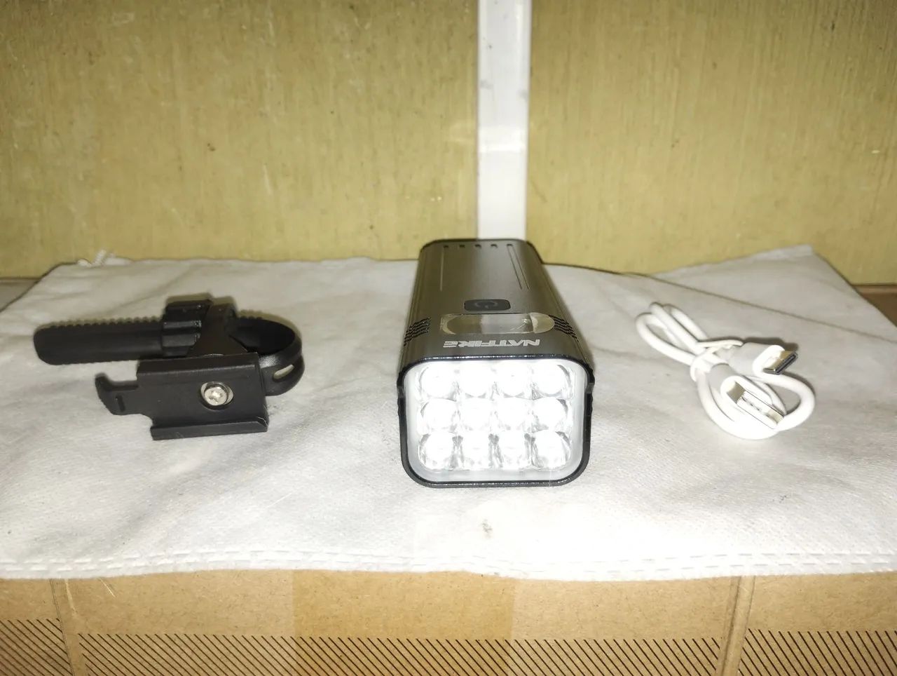 Lanterna 12 LEDs 10.000 lumens