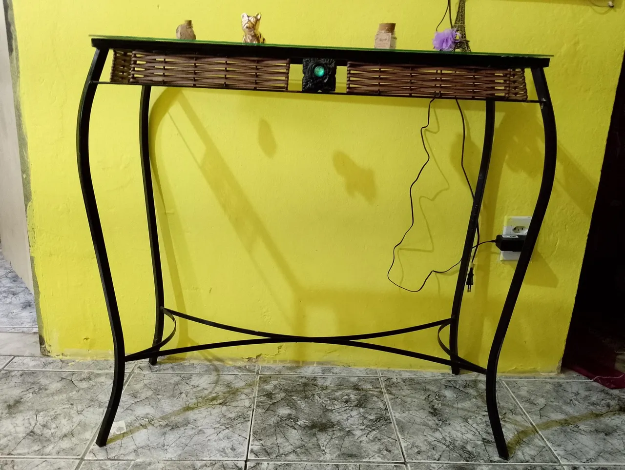 Aparador de metal e vidro