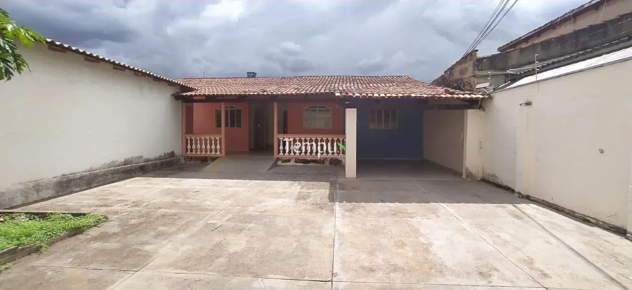 Casa Mista, com barracão, terreno amplo