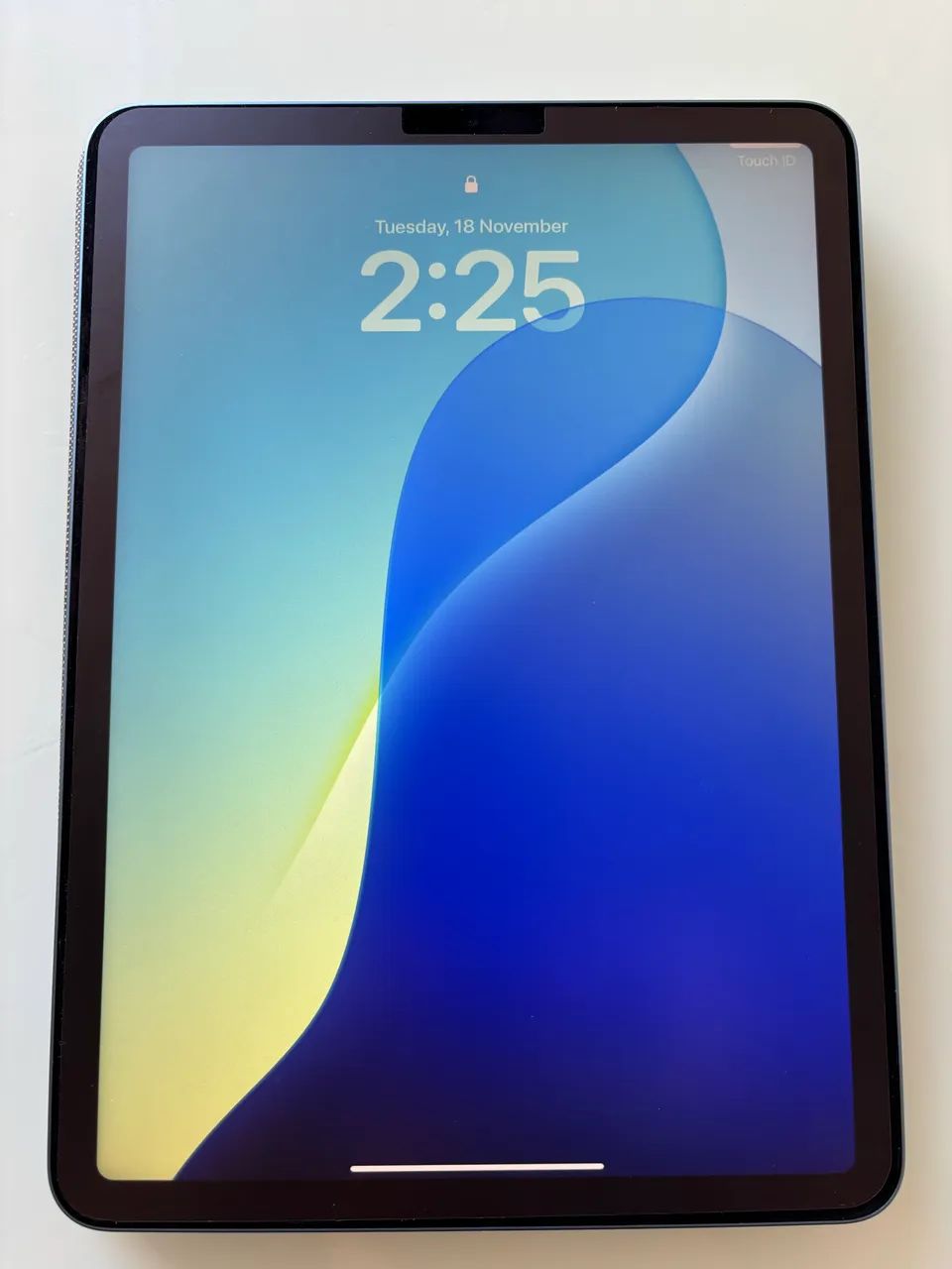 iPad Air 5ª Geração M1 64GB Wi-Fi Azul + Capa Teclado Logitech