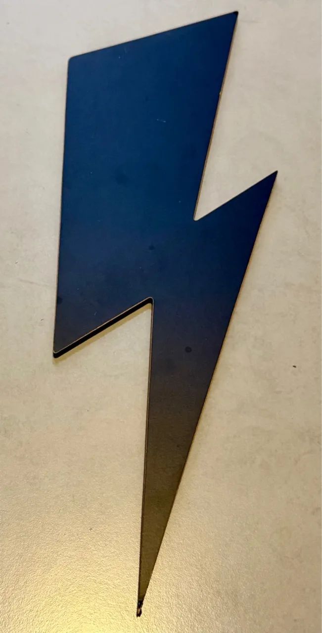 Placa decorativa em MDF formato de raio preto 