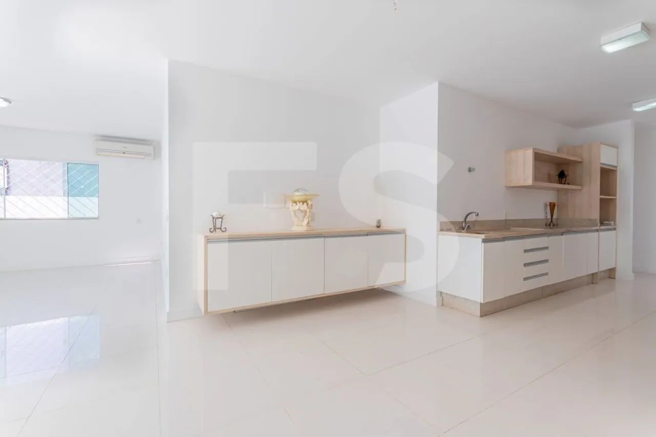 J- Casa semi mobiliada c/ 04 dormitórios, sendo 02 suítes na Praia dos Amores, Balneário C - Foto 5
