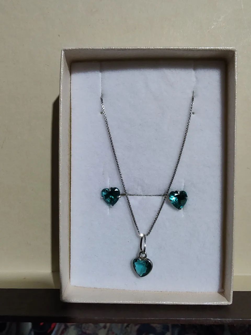Conjunto de colar e brincos de prata 
