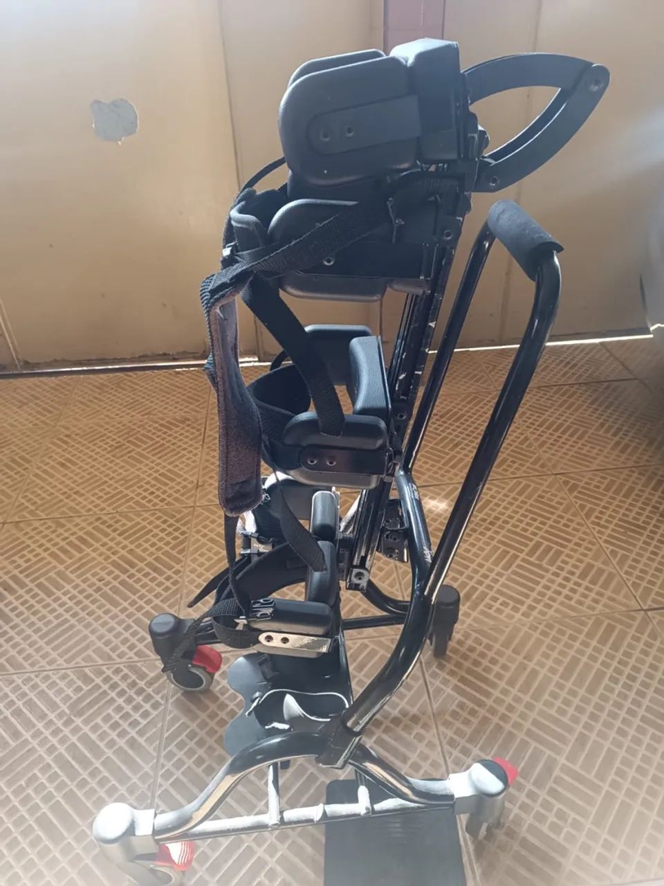 Cadeira parapodium com mesinha de acrílico em perfeito estado - Foto 5