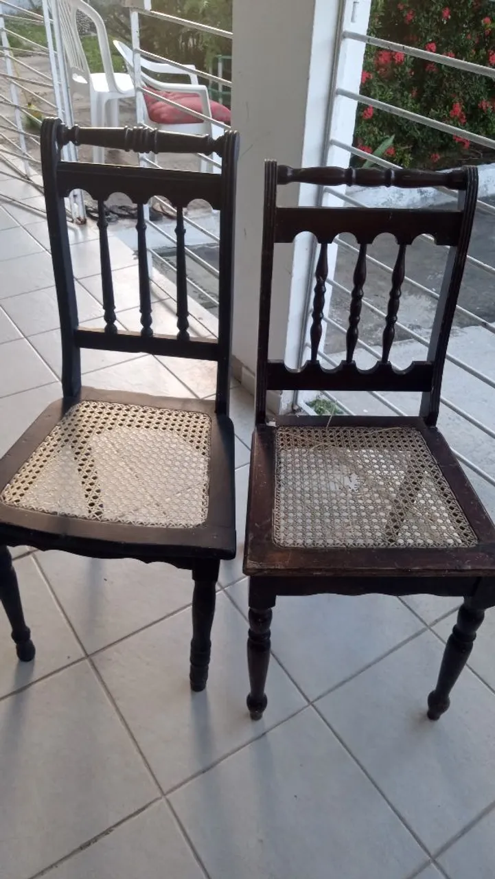 2 Cadeiras de Madeira Antigas
