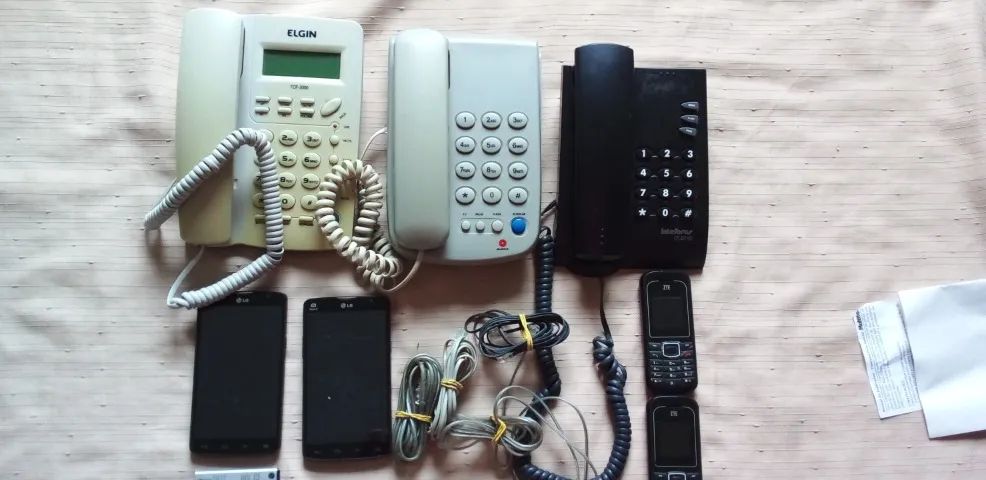 Aparelhos de telefone fixo funcionando e Aparelhos celulares defeituosos.