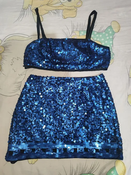 Conjunto de saia e top azul de lantejoulas