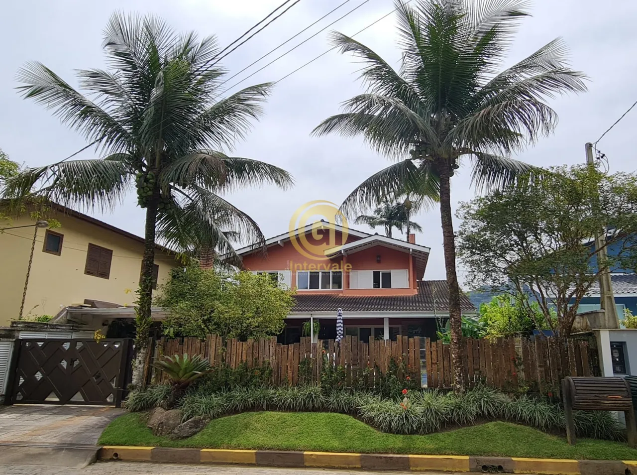 Casa em condomínio em ubatuba com 4 suítes, piscina privativa, perto da praia. estuda perm