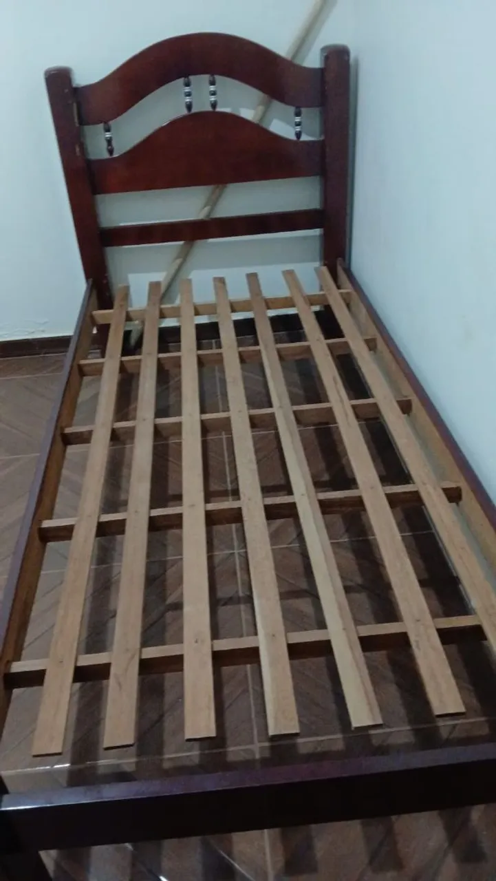 Cama de Solteiro de Madeira