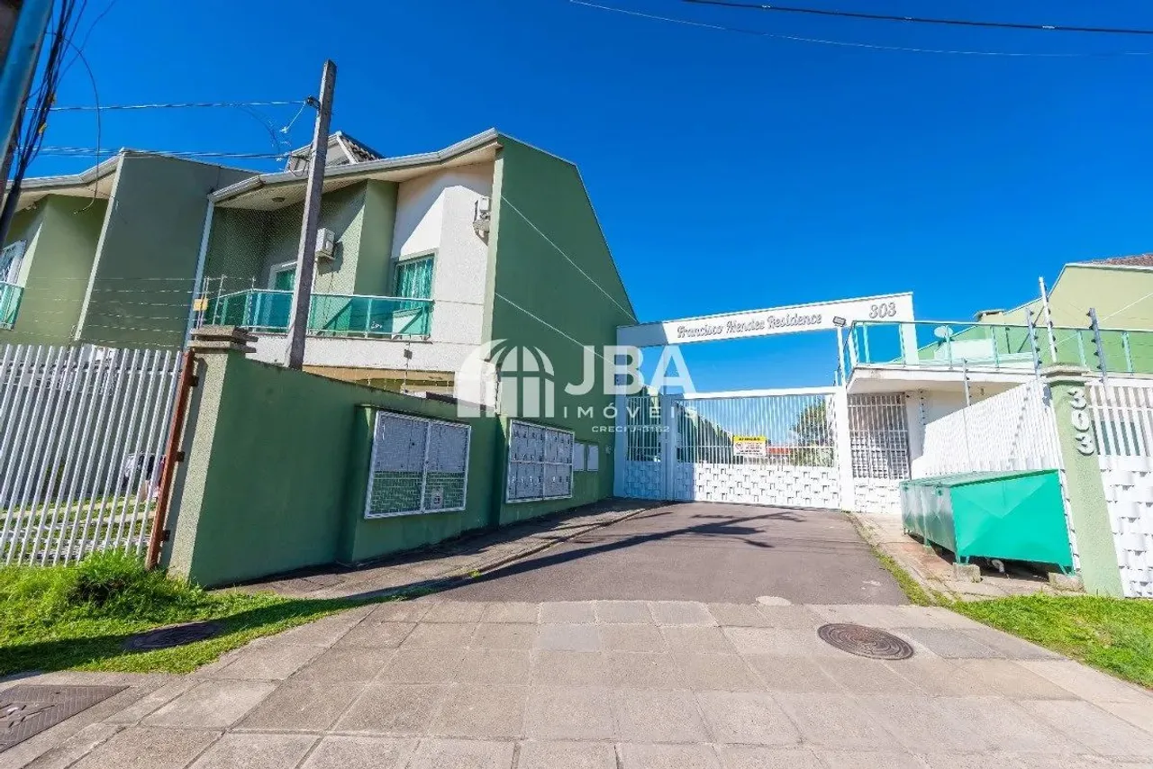 Sobrado para venda possui 130 m2 com 3 quartos em Uberaba - Curitiba - PR