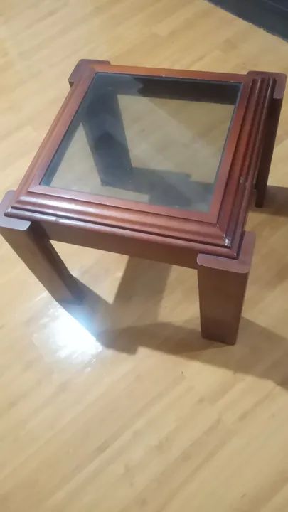 Mesa de centro em madeira com tampo de vidro