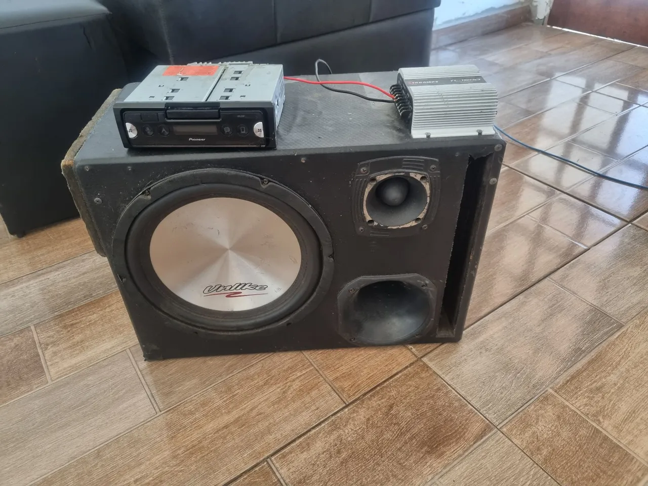 Caixa de Som com Subwoofer e Amplificador