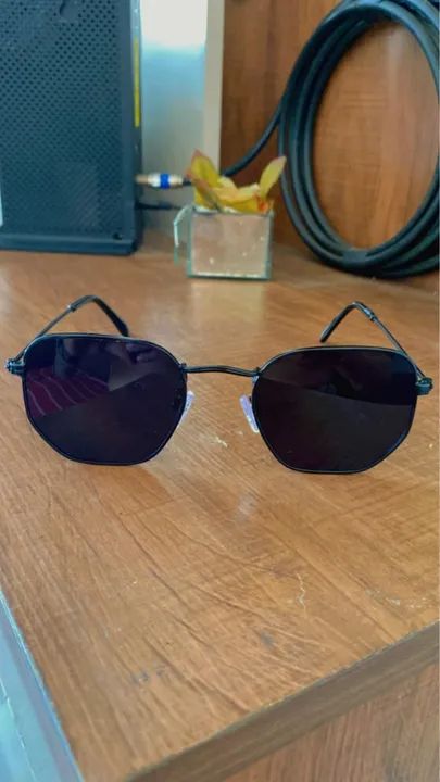 Óculos de Sol Hexagonal Preto. Lente com proteção UV400 ? Armação em acetato ?