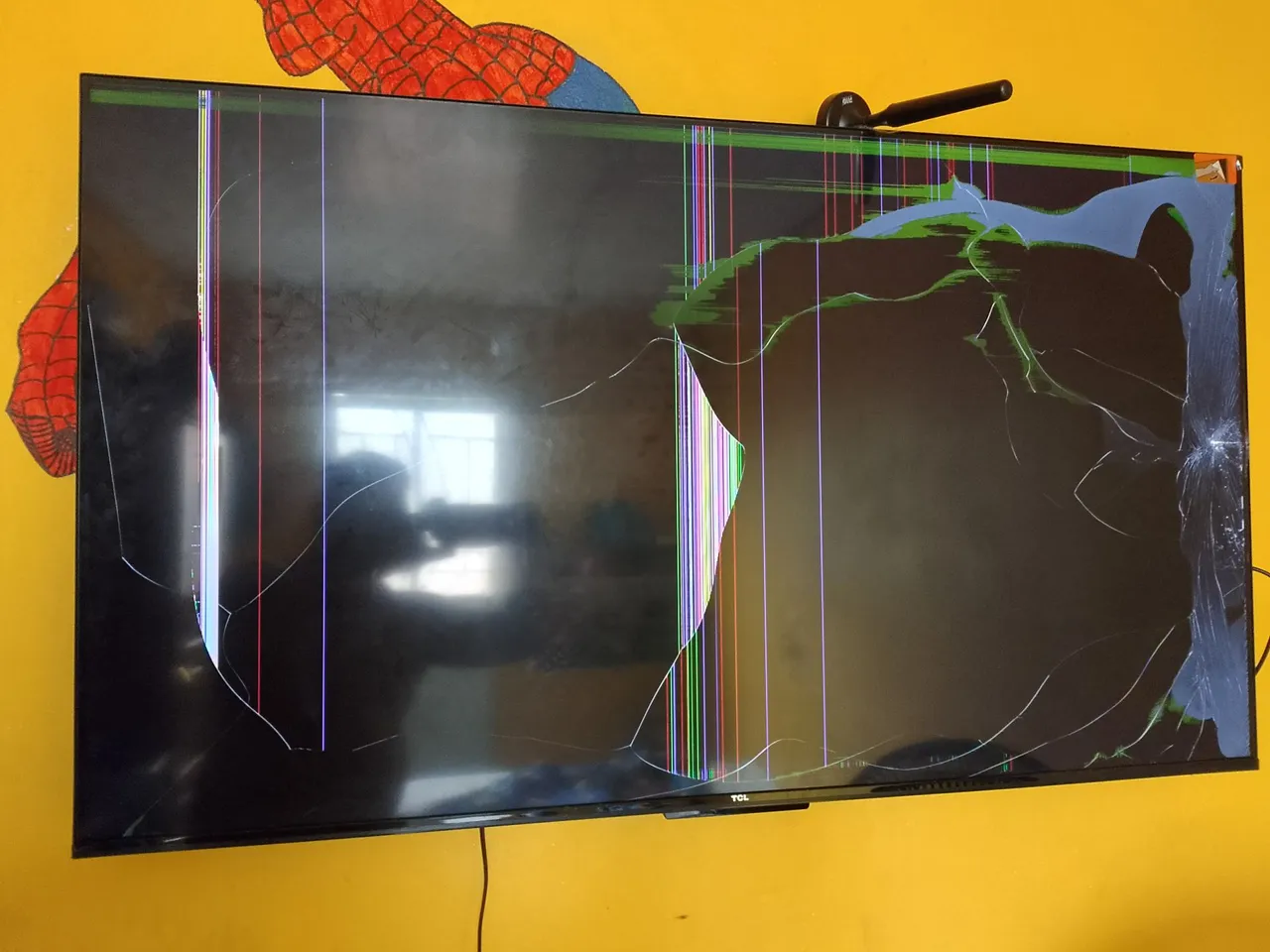 TV TCL com tela danificada