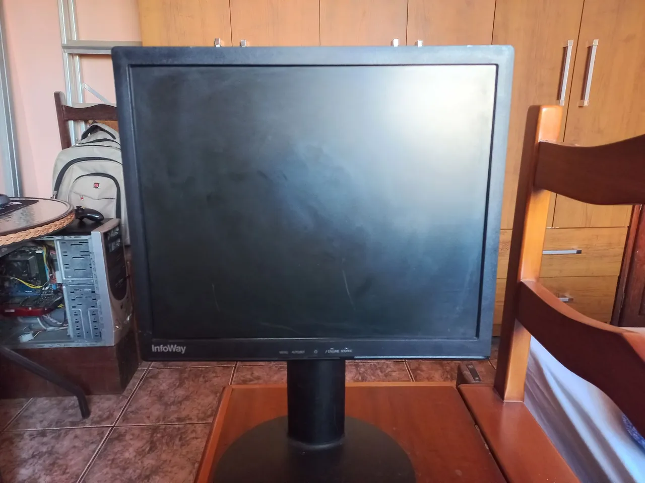 Monitor InfoWay 17 polegadas, pra retirada de peças.